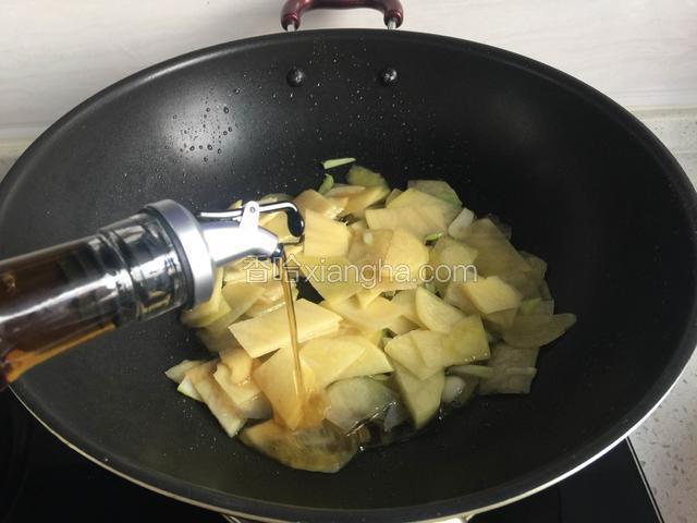倒入土豆片，淋入生抽，料酒，姜粉炒。