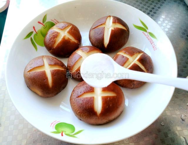 撒入食盐