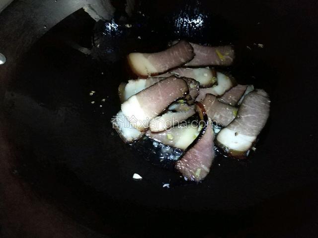 放腊肉煸炒。