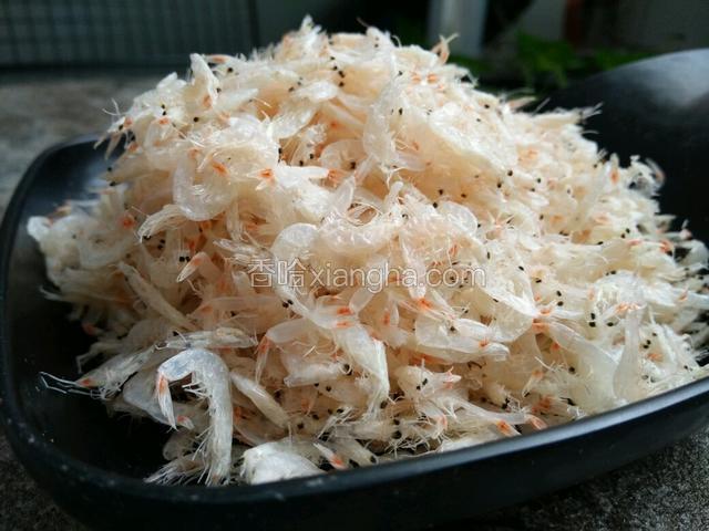 准备好一份虾皮备用啊。虾皮尽量选择，湿润一点，而且发亮新鲜的，不推荐大家用干虾皮，那是经过加工了的！