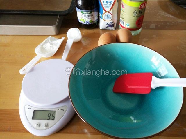 准备好全部食材和工具 这次为了更有蓝莓味 还特意买了蓝莓味道的安慕希