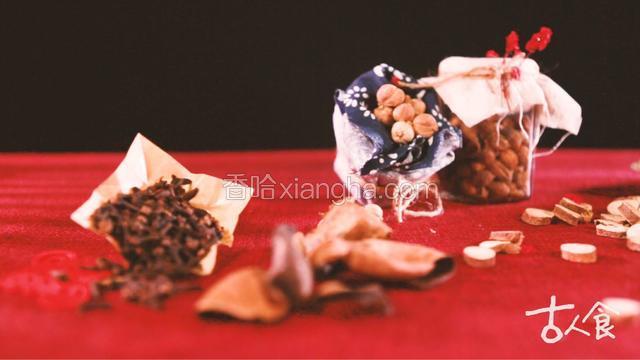 陈皮、甘草、豆蔻、砂仁、丁香、肉桂放入料包；
