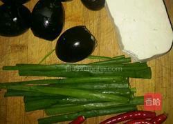 家常皮蛋豆腐的做法图解1