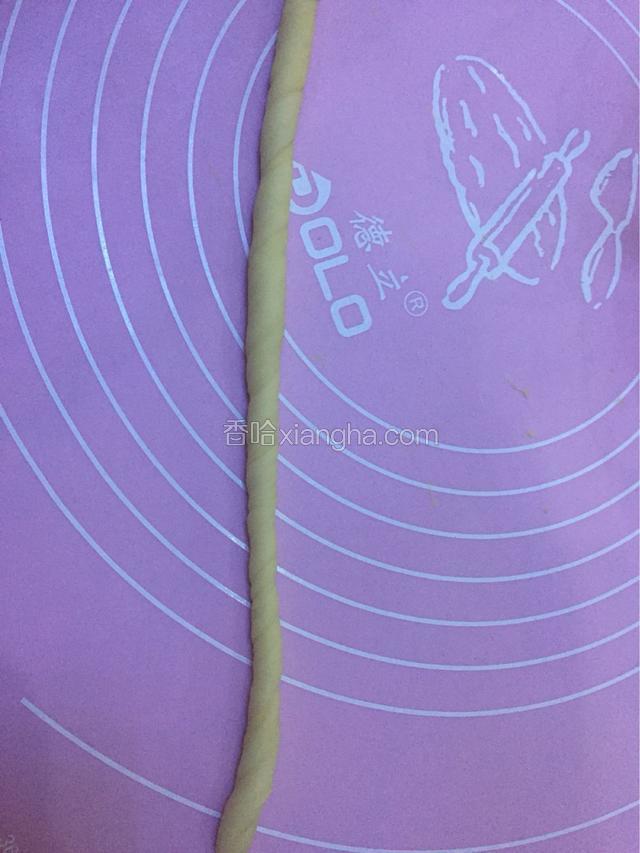 取一根搓成均匀细条，左手按住一头，右手相反方向搓起劲