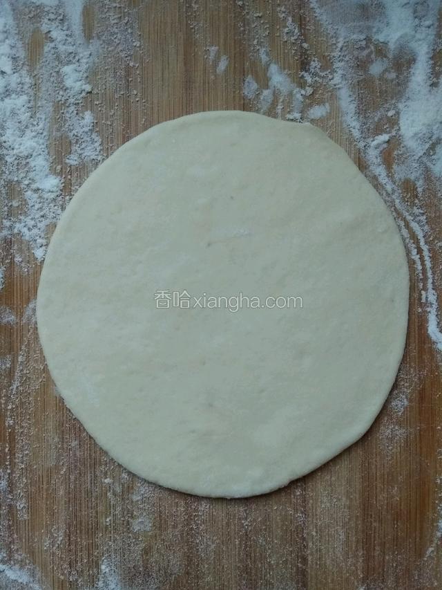 用擀面杖擀成饼状（要中间厚，边缘薄！）
