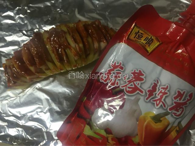 取出土豆。刷一层蒜蓉辣酱