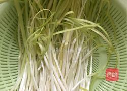 蒜黄炒肉的做法图解1