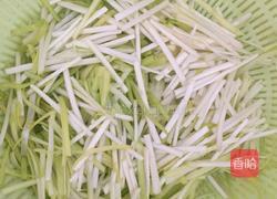 蒜黄炒肉的做法图解2