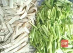 蒜苗干豆腐的做法图解2