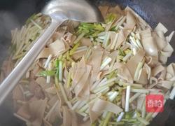 蒜苗干豆腐的做法图解6