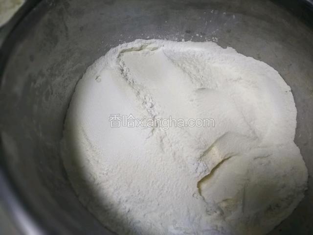 普通面粉和糯米面粉合匀。