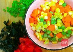 五彩蛋炒饭的做法图解1