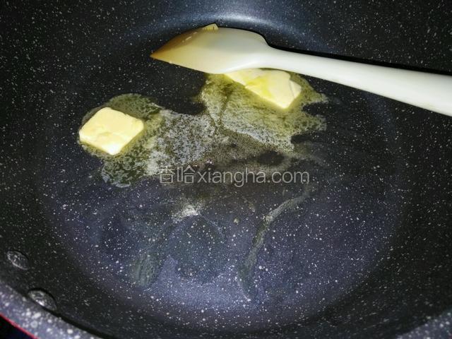 取一个平底不粘锅放入黄油，小火融化。