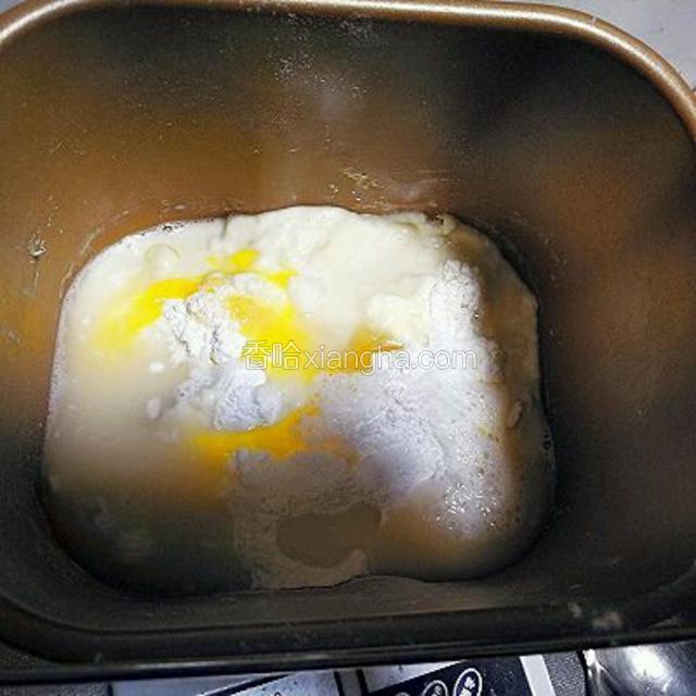 酵母用温水化开，除了油以外的所有材料放入盆中揉成团。