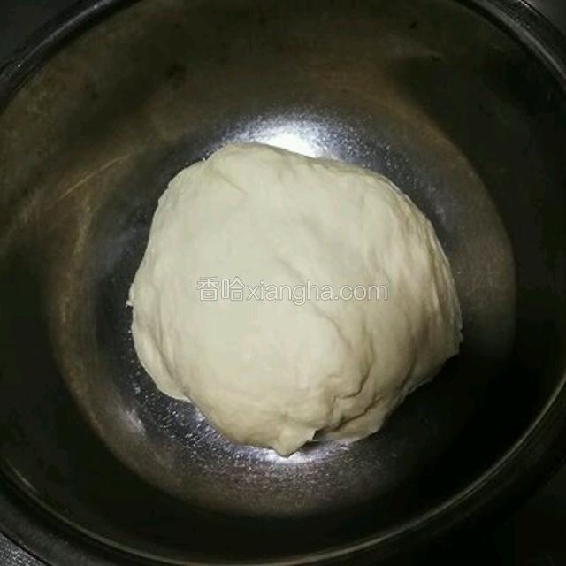 揉好后盖保鲜膜放冰箱冷藏一夜，一般早餐用的话提前一晚揉好面正合适。