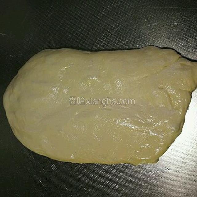 案板上抹油，拿出醒发好的面团，千万不要再揉，直接拍扁整形。