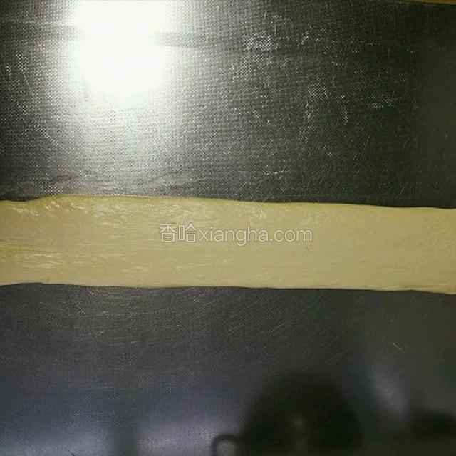把面团整成宽5厘米左右的长条，厚约0.7cm左右，不要太宽，下锅的时候还会拉长，家里的锅装不下。