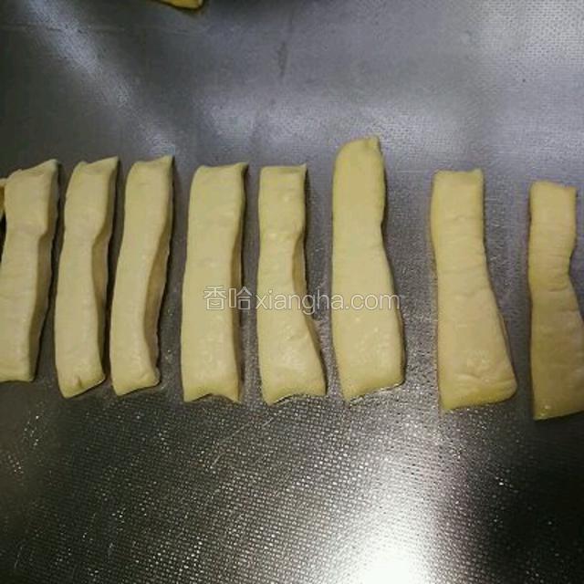 切成宽2cm左右的条