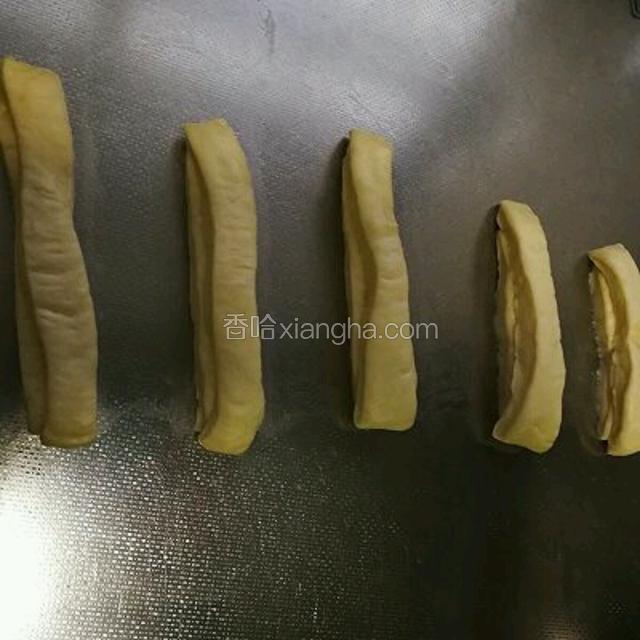 每两个条叠在一起。