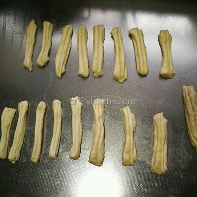 筷子蘸油从中间压一下，静置松弛10分钟。