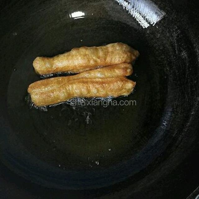 及时翻面，火不要太大，别炸焦了。