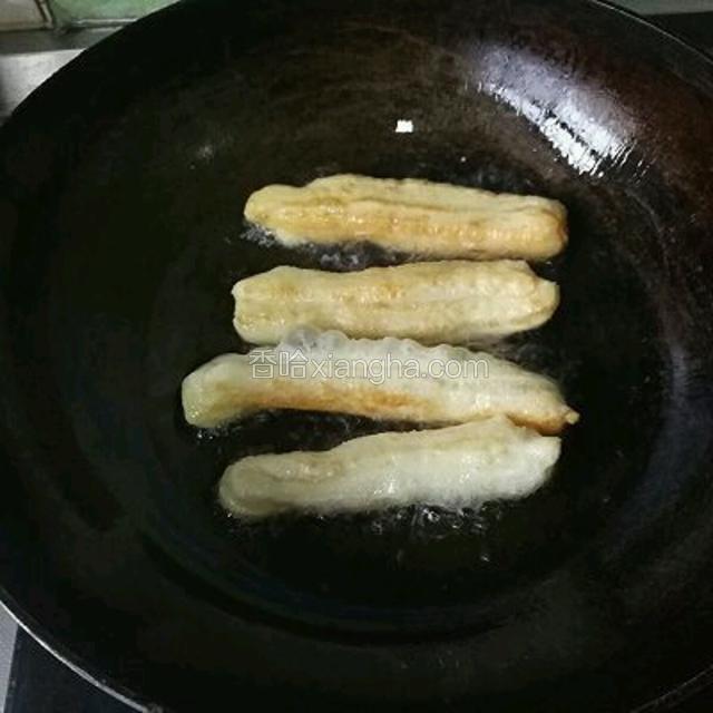 及时调节火候大小。