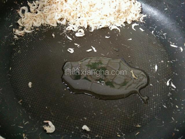 然后把虾皮推到一边，把锅中间放入食用油烧热。
