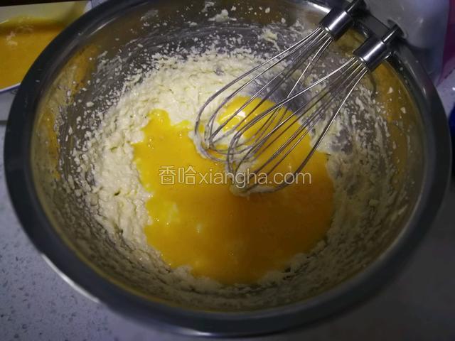 打入鸡蛋，搅拌均匀。