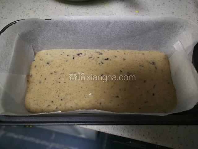 模具铺油纸，倒入黑米糊。
