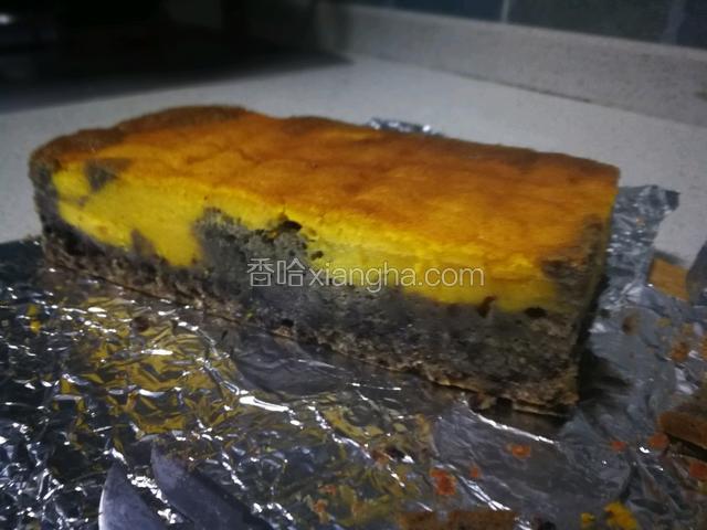 烤箱预热160℃，上下火烤45分钟，定型冷却20分钟取出，切齐边角。