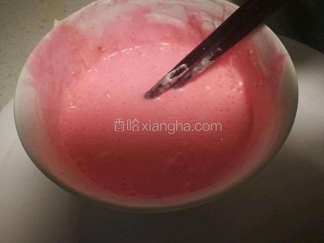 吉利丁粉加水融化，再加入草莓粉适量，拌均匀。