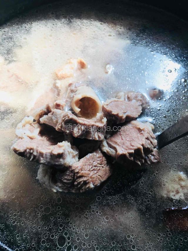 加入适量温水，煮沸
