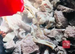 Illustration of how to make radish and beef brisket in clear soup 9