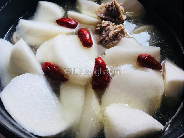 放入白萝卜和红枣接着煮30分钟