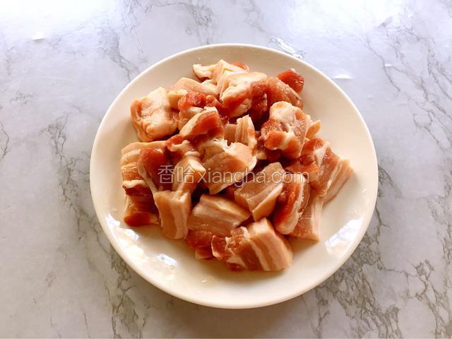 五花肉洗净切成小块备用