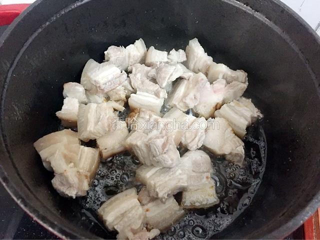 放入五花肉