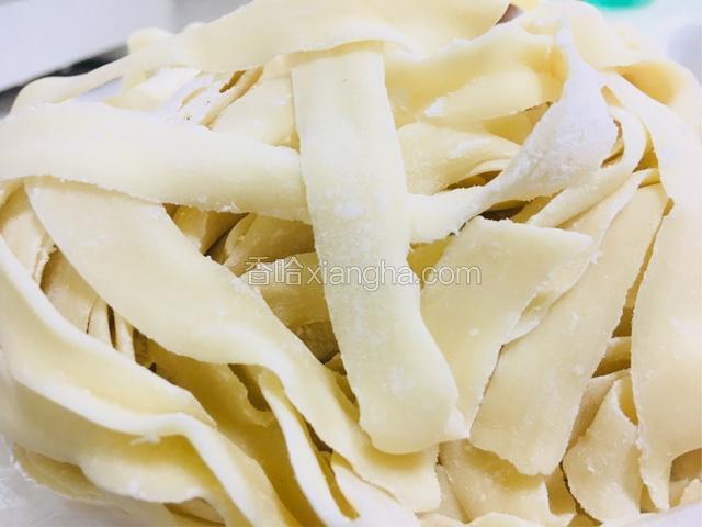 准备好手工宽面（用其他面也可以）
