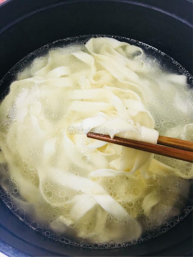 放入手工面煮至熟软