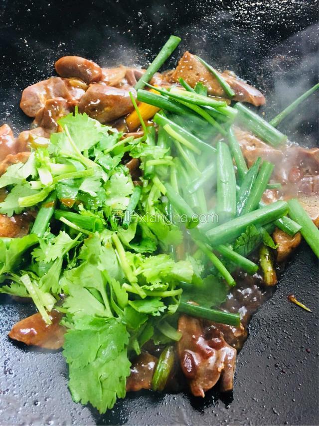 放入葱段和香菜