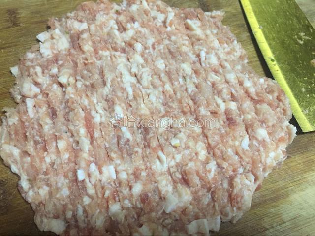 再慢慢剁碎放盆里待用（我没买现成肉末，剁的手都累了，哈哈）