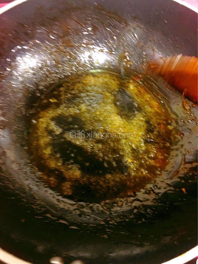 留少许底油，开小火，下一汤匙的白糖，炒制焦糖色