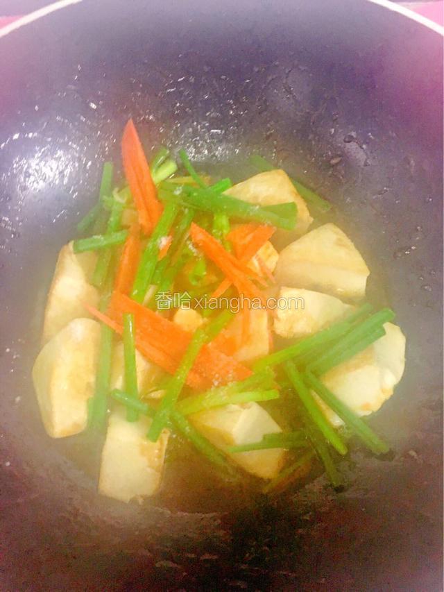 加入味极鲜酱油 少许盐 料酒，轻轻的翻炒片刻（或者晃动锅子即可）