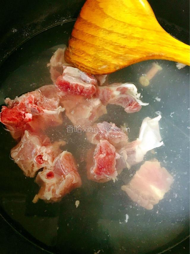 排骨冷水下锅焯水2分钟