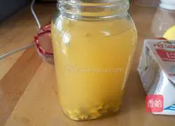 Illustration of how to make oolong tea passion fruit milk cap 4