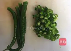 Illustration of how to make fried pork with green pepper 1