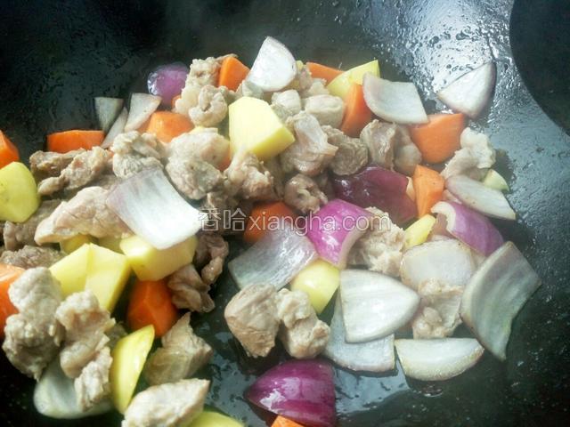 最后放牛肉 继续炒一分钟