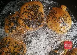 Illustration of how to make brown sugar sesame glutinous heart cake 4