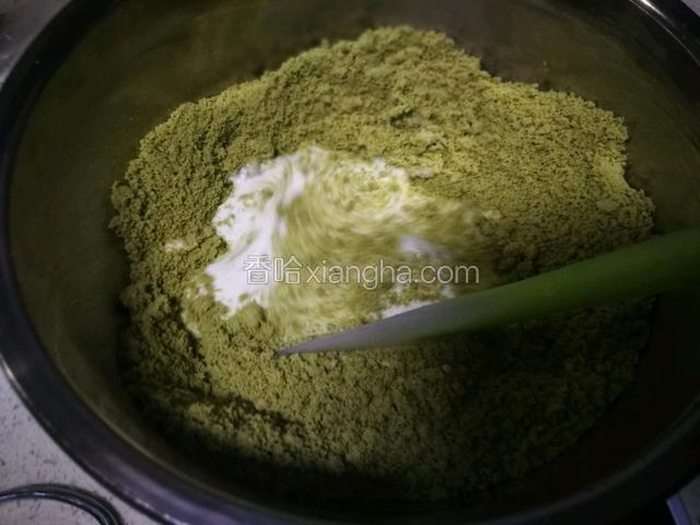 加入160克牛奶拌匀。