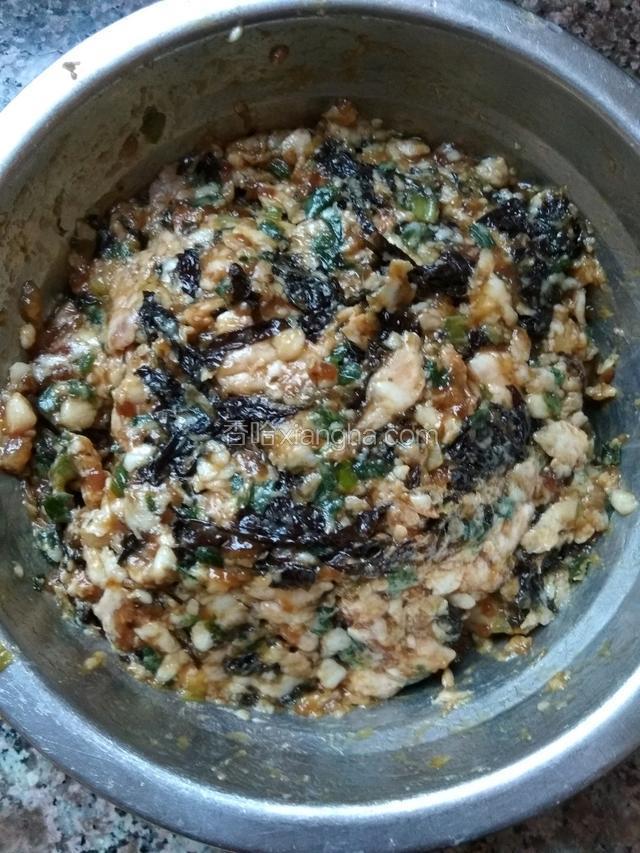 做好的肉馅放一旁腌制入味