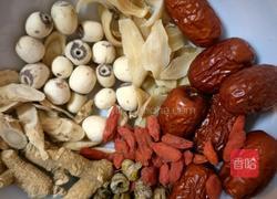 花旗参石斛乌鸡汤的做法图解1